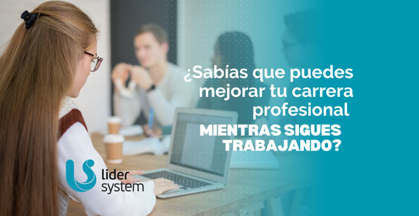 Trabajadores en activo planificando su mejora profesional mediante formación para ocupados subvencionada.